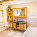 With 3 Bedrooms * 鲁波尔丁